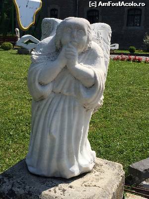 [P07] o statuie care flancheaza scara din curte » foto by Dan&Ema
 - 
<span class="allrVoted glyphicon glyphicon-heart hidden" id="av661988"></span>
<a class="m-l-10 hidden" id="sv661988" onclick="voting_Foto_DelVot(,661988,18916)" role="button">șterge vot <span class="glyphicon glyphicon-remove"></span></a>
<a id="v9661988" class=" c-red"  onclick="voting_Foto_SetVot(661988)" role="button"><span class="glyphicon glyphicon-heart-empty"></span> <b>LIKE</b> = Votează poza</a> <img class="hidden"  id="f661988W9" src="/imagini/loader.gif" border="0" /><span class="AjErrMes hidden" id="e661988ErM"></span>