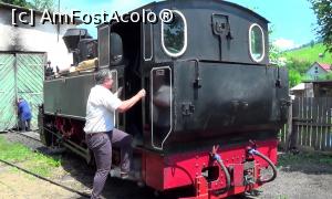 [P03] 'Mecanicul şef' se suie la comanda locomotivei (fabricaţie Reşiţa anul 1957,150 cai putere, 30 km/h viteza maximă)  » foto by Lucien
 - 
<span class="allrVoted glyphicon glyphicon-heart hidden" id="av781011"></span>
<a class="m-l-10 hidden" id="sv781011" onclick="voting_Foto_DelVot(,781011,18929)" role="button">șterge vot <span class="glyphicon glyphicon-remove"></span></a>
<a id="v9781011" class=" c-red"  onclick="voting_Foto_SetVot(781011)" role="button"><span class="glyphicon glyphicon-heart-empty"></span> <b>LIKE</b> = Votează poza</a> <img class="hidden"  id="f781011W9" src="/imagini/loader.gif" border="0" /><span class="AjErrMes hidden" id="e781011ErM"></span>