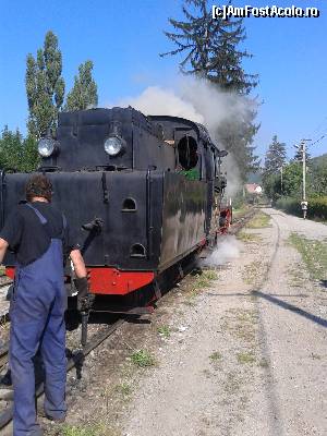 [P01] Locomativa apare cu câteva minute înaintea plecării. Un mecanic simpatic o ”leagă” de cele 3 vagoane care așteaptă pline de călători.  » foto by izabiza
 - 
<span class="allrVoted glyphicon glyphicon-heart hidden" id="av668055"></span>
<a class="m-l-10 hidden" id="sv668055" onclick="voting_Foto_DelVot(,668055,18932)" role="button">șterge vot <span class="glyphicon glyphicon-remove"></span></a>
<a id="v9668055" class=" c-red"  onclick="voting_Foto_SetVot(668055)" role="button"><span class="glyphicon glyphicon-heart-empty"></span> <b>LIKE</b> = Votează poza</a> <img class="hidden"  id="f668055W9" src="/imagini/loader.gif" border="0" /><span class="AjErrMes hidden" id="e668055ErM"></span>