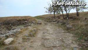 [P37] Strada din marginea incintei Cetatii ce ducea spre Mare, Golful Marii Negre pe malul careia era asezata Histria, golf marin ce va fi inundat de apele (dulci) Dunarii, azi Lacul Sinoe.  » foto by costin1968
 - 
<span class="allrVoted glyphicon glyphicon-heart hidden" id="av464270"></span>
<a class="m-l-10 hidden" id="sv464270" onclick="voting_Foto_DelVot(,464270,18971)" role="button">șterge vot <span class="glyphicon glyphicon-remove"></span></a>
<a id="v9464270" class=" c-red"  onclick="voting_Foto_SetVot(464270)" role="button"><span class="glyphicon glyphicon-heart-empty"></span> <b>LIKE</b> = Votează poza</a> <img class="hidden"  id="f464270W9" src="/imagini/loader.gif" border="0" /><span class="AjErrMes hidden" id="e464270ErM"></span>