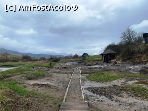 [P27] Zona băilor de nămol.După tratamentul cu nămol turiștii se pot spăla cu apă sărată &icirc;ntr-una din căzile pătrate naturale amenajate cu rame de lemn. » foto by AZE
 - 
<span class="allrVoted glyphicon glyphicon-heart hidden" id="av1360530"></span>
<a class="m-l-10 hidden" id="sv1360530" onclick="voting_Foto_DelVot(,1360530,19028)" role="button">șterge vot <span class="glyphicon glyphicon-remove"></span></a>
<a id="v91360530" class=" c-red"  onclick="voting_Foto_SetVot(1360530)" role="button"><span class="glyphicon glyphicon-heart-empty"></span> <b>LIKE</b> = Votează poza</a> <img class="hidden"  id="f1360530W9" src="/imagini/loader.gif" border="0" /><span class="AjErrMes hidden" id="e1360530ErM"></span>