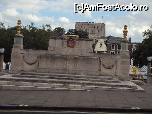 [P54] 53. În fața primăriei este un monument dedicat eroilor din cele două războaie mondiale. În fundal se vede ”Castelul”.  » foto by msnd
 - 
<span class="allrVoted glyphicon glyphicon-heart hidden" id="av690206"></span>
<a class="m-l-10 hidden" id="sv690206" onclick="voting_Foto_DelVot(,690206,19042)" role="button">șterge vot <span class="glyphicon glyphicon-remove"></span></a>
<a id="v9690206" class=" c-red"  onclick="voting_Foto_SetVot(690206)" role="button"><span class="glyphicon glyphicon-heart-empty"></span> <b>LIKE</b> = Votează poza</a> <img class="hidden"  id="f690206W9" src="/imagini/loader.gif" border="0" /><span class="AjErrMes hidden" id="e690206ErM"></span>