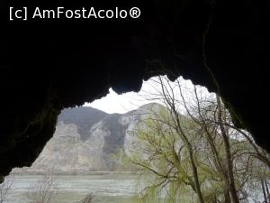 [P18] Cavernă în zona Coronini (lângă peștera Gaura cu Muscă) - loc de unde au ieșit din leșul balaurului muștele columbace.  » foto by tata123 🔱
 - 
<span class="allrVoted glyphicon glyphicon-heart hidden" id="av1092374"></span>
<a class="m-l-10 hidden" id="sv1092374" onclick="voting_Foto_DelVot(,1092374,19048)" role="button">șterge vot <span class="glyphicon glyphicon-remove"></span></a>
<a id="v91092374" class=" c-red"  onclick="voting_Foto_SetVot(1092374)" role="button"><span class="glyphicon glyphicon-heart-empty"></span> <b>LIKE</b> = Votează poza</a> <img class="hidden"  id="f1092374W9" src="/imagini/loader.gif" border="0" /><span class="AjErrMes hidden" id="e1092374ErM"></span>