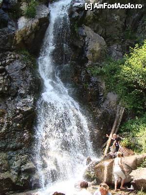 [P24] ['Cascada Vârciorog'] / La cascadă se ajunge foarte aproape prin partea dreaptă a acesteia dar și acolo sunt pietre ude pe care se alunecă.  » foto by Utube
 - 
<span class="allrVoted glyphicon glyphicon-heart hidden" id="av400429"></span>
<a class="m-l-10 hidden" id="sv400429" onclick="voting_Foto_DelVot(,400429,19078)" role="button">șterge vot <span class="glyphicon glyphicon-remove"></span></a>
<a id="v9400429" class=" c-red"  onclick="voting_Foto_SetVot(400429)" role="button"><span class="glyphicon glyphicon-heart-empty"></span> <b>LIKE</b> = Votează poza</a> <img class="hidden"  id="f400429W9" src="/imagini/loader.gif" border="0" /><span class="AjErrMes hidden" id="e400429ErM"></span>