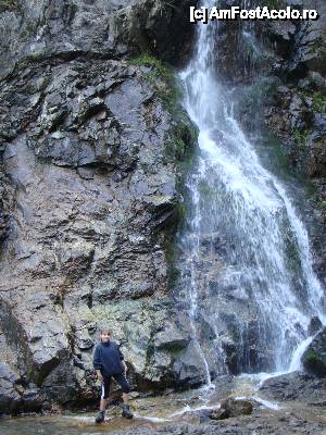 [P34] ['Cascada Vârciorog'] / Stânca de culoare închisă contrastează foarte frumos cu albul apei care se prăvale de sus.  » foto by Utube
 - 
<span class="allrVoted glyphicon glyphicon-heart hidden" id="av400439"></span>
<a class="m-l-10 hidden" id="sv400439" onclick="voting_Foto_DelVot(,400439,19078)" role="button">șterge vot <span class="glyphicon glyphicon-remove"></span></a>
<a id="v9400439" class=" c-red"  onclick="voting_Foto_SetVot(400439)" role="button"><span class="glyphicon glyphicon-heart-empty"></span> <b>LIKE</b> = Votează poza</a> <img class="hidden"  id="f400439W9" src="/imagini/loader.gif" border="0" /><span class="AjErrMes hidden" id="e400439ErM"></span>