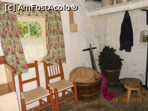 [P27] Bunratty - Folk Park » foto by iulianic
 - 
<span class="allrVoted glyphicon glyphicon-heart hidden" id="av802967"></span>
<a class="m-l-10 hidden" id="sv802967" onclick="voting_Foto_DelVot(,802967,19173)" role="button">șterge vot <span class="glyphicon glyphicon-remove"></span></a>
<a id="v9802967" class=" c-red"  onclick="voting_Foto_SetVot(802967)" role="button"><span class="glyphicon glyphicon-heart-empty"></span> <b>LIKE</b> = Votează poza</a> <img class="hidden"  id="f802967W9" src="/imagini/loader.gif" border="0" /><span class="AjErrMes hidden" id="e802967ErM"></span>