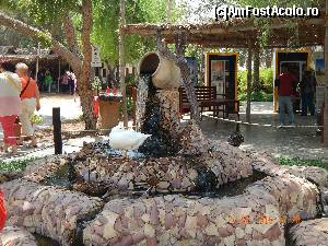 [P15] Fantana din curtea muzeului Heritage Village din Abu Dhabi, cu ratele din dotare.  » foto by rora
 - 
<span class="allrVoted glyphicon glyphicon-heart hidden" id="av665140"></span>
<a class="m-l-10 hidden" id="sv665140" onclick="voting_Foto_DelVot(,665140,19269)" role="button">șterge vot <span class="glyphicon glyphicon-remove"></span></a>
<a id="v9665140" class=" c-red"  onclick="voting_Foto_SetVot(665140)" role="button"><span class="glyphicon glyphicon-heart-empty"></span> <b>LIKE</b> = Votează poza</a> <img class="hidden"  id="f665140W9" src="/imagini/loader.gif" border="0" /><span class="AjErrMes hidden" id="e665140ErM"></span>