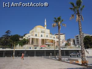 [P09] Durrës - Piața centrală și marea moschee.  » foto by iulianic
 - 
<span class="allrVoted glyphicon glyphicon-heart hidden" id="av876906"></span>
<a class="m-l-10 hidden" id="sv876906" onclick="voting_Foto_DelVot(,876906,19306)" role="button">șterge vot <span class="glyphicon glyphicon-remove"></span></a>
<a id="v9876906" class=" c-red"  onclick="voting_Foto_SetVot(876906)" role="button"><span class="glyphicon glyphicon-heart-empty"></span> <b>LIKE</b> = Votează poza</a> <img class="hidden"  id="f876906W9" src="/imagini/loader.gif" border="0" /><span class="AjErrMes hidden" id="e876906ErM"></span>