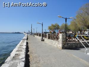 [P41] Aleea din port, cu statuia lui Pytagora și locul de joacă pentru copii, în dreapta în părculeț.  » foto by maryka
 - 
<span class="allrVoted glyphicon glyphicon-heart hidden" id="av907199"></span>
<a class="m-l-10 hidden" id="sv907199" onclick="voting_Foto_DelVot(,907199,19366)" role="button">șterge vot <span class="glyphicon glyphicon-remove"></span></a>
<a id="v9907199" class=" c-red"  onclick="voting_Foto_SetVot(907199)" role="button"><span class="glyphicon glyphicon-heart-empty"></span> <b>LIKE</b> = Votează poza</a> <img class="hidden"  id="f907199W9" src="/imagini/loader.gif" border="0" /><span class="AjErrMes hidden" id="e907199ErM"></span>