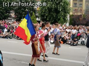 [P16] Parada de încheiere a Festivalului Trandafirilor, Kazanlâk; Ai noștri!  » foto by crismis
 - 
<span class="allrVoted glyphicon glyphicon-heart hidden" id="av960276"></span>
<a class="m-l-10 hidden" id="sv960276" onclick="voting_Foto_DelVot(,960276,19408)" role="button">șterge vot <span class="glyphicon glyphicon-remove"></span></a>
<a id="v9960276" class=" c-red"  onclick="voting_Foto_SetVot(960276)" role="button"><span class="glyphicon glyphicon-heart-empty"></span> <b>LIKE</b> = Votează poza</a> <img class="hidden"  id="f960276W9" src="/imagini/loader.gif" border="0" /><span class="AjErrMes hidden" id="e960276ErM"></span>