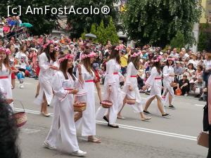 [P22] Parada de încheiere a Festivalului Trandafirilor, Kazanlâk » foto by crismis
 - 
<span class="allrVoted glyphicon glyphicon-heart hidden" id="av960282"></span>
<a class="m-l-10 hidden" id="sv960282" onclick="voting_Foto_DelVot(,960282,19408)" role="button">șterge vot <span class="glyphicon glyphicon-remove"></span></a>
<a id="v9960282" class=" c-red"  onclick="voting_Foto_SetVot(960282)" role="button"><span class="glyphicon glyphicon-heart-empty"></span> <b>LIKE</b> = Votează poza</a> <img class="hidden"  id="f960282W9" src="/imagini/loader.gif" border="0" /><span class="AjErrMes hidden" id="e960282ErM"></span>