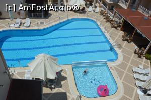 P07 [MAY-2018] Piscina văzută de pe scările de acces la apartamentul ocupat. Hotelul Elena din oraşul-staţiune Parga, Grecia. 