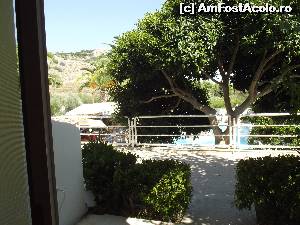 [P11] Vedere din uşa balconului:în faţă direct aleea către piscină şi ficusul dincolo de care piscina era punctul de atracţie al complexului » foto by irinad
 - 
<span class="allrVoted glyphicon glyphicon-heart hidden" id="av676529"></span>
<a class="m-l-10 hidden" id="sv676529" onclick="voting_Foto_DelVot(,676529,19436)" role="button">șterge vot <span class="glyphicon glyphicon-remove"></span></a>
<a id="v9676529" class=" c-red"  onclick="voting_Foto_SetVot(676529)" role="button"><span class="glyphicon glyphicon-heart-empty"></span> <b>LIKE</b> = Votează poza</a> <img class="hidden"  id="f676529W9" src="/imagini/loader.gif" border="0" /><span class="AjErrMes hidden" id="e676529ErM"></span>