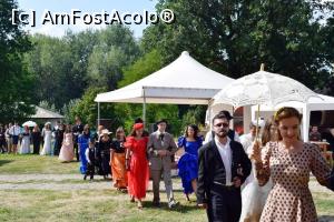 [P28] Parada costumelor de epocă la evenimentul “Călătoria la 1900” » foto by gettyy
 - 
<span class="allrVoted glyphicon glyphicon-heart hidden" id="av1165266"></span>
<a class="m-l-10 hidden" id="sv1165266" onclick="voting_Foto_DelVot(,1165266,19447)" role="button">șterge vot <span class="glyphicon glyphicon-remove"></span></a>
<a id="v91165266" class=" c-red"  onclick="voting_Foto_SetVot(1165266)" role="button"><span class="glyphicon glyphicon-heart-empty"></span> <b>LIKE</b> = Votează poza</a> <img class="hidden"  id="f1165266W9" src="/imagini/loader.gif" border="0" /><span class="AjErrMes hidden" id="e1165266ErM"></span>