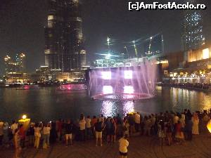 [P19] Pe promenada din fata turnului Burj Kalifa si la intrarea in Dubai Mall seara, din 30 in 30 de minute, te poti delecta cu incantatoarele fantani dansatoare.  » foto by Dan Petrescu
 - 
<span class="allrVoted glyphicon glyphicon-heart hidden" id="av678481"></span>
<a class="m-l-10 hidden" id="sv678481" onclick="voting_Foto_DelVot(,678481,19463)" role="button">șterge vot <span class="glyphicon glyphicon-remove"></span></a>
<a id="v9678481" class=" c-red"  onclick="voting_Foto_SetVot(678481)" role="button"><span class="glyphicon glyphicon-heart-empty"></span> <b>LIKE</b> = Votează poza</a> <img class="hidden"  id="f678481W9" src="/imagini/loader.gif" border="0" /><span class="AjErrMes hidden" id="e678481ErM"></span>