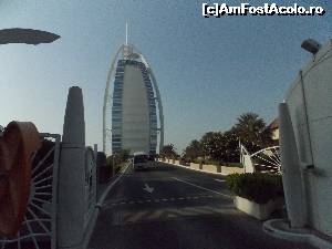 [P21] Intrarea in cel mai luxos hotel din lume. Este vorba de Burj Al Arab clasificat la 7*. Accesul este restrictionat vizitatorilor cre nu au facut o rezervare prealabila.  » foto by Dan Petrescu
 - 
<span class="allrVoted glyphicon glyphicon-heart hidden" id="av678483"></span>
<a class="m-l-10 hidden" id="sv678483" onclick="voting_Foto_DelVot(,678483,19463)" role="button">șterge vot <span class="glyphicon glyphicon-remove"></span></a>
<a id="v9678483" class=" c-red"  onclick="voting_Foto_SetVot(678483)" role="button"><span class="glyphicon glyphicon-heart-empty"></span> <b>LIKE</b> = Votează poza</a> <img class="hidden"  id="f678483W9" src="/imagini/loader.gif" border="0" /><span class="AjErrMes hidden" id="e678483ErM"></span>