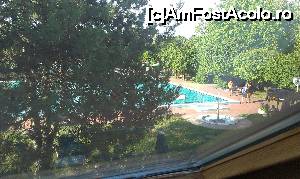 [P08] Aceeasi zona a piscinelor, vazuta de pe geamul mansardat al camerei in care am stat.  » foto by alinaro
 - 
<span class="allrVoted glyphicon glyphicon-heart hidden" id="av679789"></span>
<a class="m-l-10 hidden" id="sv679789" onclick="voting_Foto_DelVot(,679789,19479)" role="button">șterge vot <span class="glyphicon glyphicon-remove"></span></a>
<a id="v9679789" class=" c-red"  onclick="voting_Foto_SetVot(679789)" role="button"><span class="glyphicon glyphicon-heart-empty"></span> <b>LIKE</b> = Votează poza</a> <img class="hidden"  id="f679789W9" src="/imagini/loader.gif" border="0" /><span class="AjErrMes hidden" id="e679789ErM"></span>