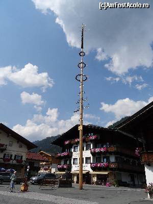 [P108] Austria, Waidring : piața centrală cu portstindardul din mijloc » foto by mariana.olaru
 - 
<span class="allrVoted glyphicon glyphicon-heart hidden" id="av681012"></span>
<a class="m-l-10 hidden" id="sv681012" onclick="voting_Foto_DelVot(,681012,19484)" role="button">șterge vot <span class="glyphicon glyphicon-remove"></span></a>
<a id="v9681012" class=" c-red"  onclick="voting_Foto_SetVot(681012)" role="button"><span class="glyphicon glyphicon-heart-empty"></span> <b>LIKE</b> = Votează poza</a> <img class="hidden"  id="f681012W9" src="/imagini/loader.gif" border="0" /><span class="AjErrMes hidden" id="e681012ErM"></span>