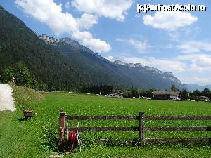 [P19] Austria : imagine din Waidring spre Steinplatte. Lanțul de stânci din partea superioară semăna foarte bine cu zidurile unei cetăți.  » foto by mariana.olaru
 - 
<span class="allrVoted glyphicon glyphicon-heart hidden" id="av680883"></span>
<a class="m-l-10 hidden" id="sv680883" onclick="voting_Foto_DelVot(,680883,19484)" role="button">șterge vot <span class="glyphicon glyphicon-remove"></span></a>
<a id="v9680883" class=" c-red"  onclick="voting_Foto_SetVot(680883)" role="button"><span class="glyphicon glyphicon-heart-empty"></span> <b>LIKE</b> = Votează poza</a> <img class="hidden"  id="f680883W9" src="/imagini/loader.gif" border="0" /><span class="AjErrMes hidden" id="e680883ErM"></span>