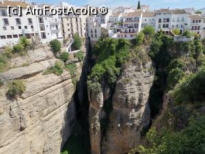 [P07] Casele albe, tipic andaluze, construite în buza prăpastiei, una dintre principalele atracții din Ronda.  » foto by Aurici
 - 
<span class="allrVoted glyphicon glyphicon-heart hidden" id="av1105647"></span>
<a class="m-l-10 hidden" id="sv1105647" onclick="voting_Foto_DelVot(,1105647,19508)" role="button">șterge vot <span class="glyphicon glyphicon-remove"></span></a>
<a id="v91105647" class=" c-red"  onclick="voting_Foto_SetVot(1105647)" role="button"><span class="glyphicon glyphicon-heart-empty"></span> <b>LIKE</b> = Votează poza</a> <img class="hidden"  id="f1105647W9" src="/imagini/loader.gif" border="0" /><span class="AjErrMes hidden" id="e1105647ErM"></span>