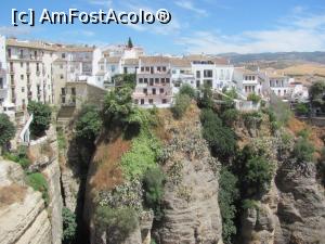 [P02] Case din partea noua a orasului cu vedere la Puente Nuevo si la defileu. Stancile sunt acoperite de o multime de cactusi, deci nu coborati in rapel.  » foto by Radu Tudoran
 - 
<span class="allrVoted glyphicon glyphicon-heart hidden" id="av712552"></span>
<a class="m-l-10 hidden" id="sv712552" onclick="voting_Foto_DelVot(,712552,19508)" role="button">șterge vot <span class="glyphicon glyphicon-remove"></span></a>
<a id="v9712552" class=" c-red"  onclick="voting_Foto_SetVot(712552)" role="button"><span class="glyphicon glyphicon-heart-empty"></span> <b>LIKE</b> = Votează poza</a> <img class="hidden"  id="f712552W9" src="/imagini/loader.gif" border="0" /><span class="AjErrMes hidden" id="e712552ErM"></span>