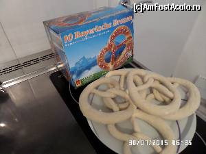 [P12] Covrigii bavarezi lăsați să se dezghețe puțin. Cutia cu 10 bretzel costa doar 2 euro » foto by Alina53
 - 
<span class="allrVoted glyphicon glyphicon-heart hidden" id="av687479"></span>
<a class="m-l-10 hidden" id="sv687479" onclick="voting_Foto_DelVot(,687479,19584)" role="button">șterge vot <span class="glyphicon glyphicon-remove"></span></a>
<a id="v9687479" class=" c-red"  onclick="voting_Foto_SetVot(687479)" role="button"><span class="glyphicon glyphicon-heart-empty"></span> <b>LIKE</b> = Votează poza</a> <img class="hidden"  id="f687479W9" src="/imagini/loader.gif" border="0" /><span class="AjErrMes hidden" id="e687479ErM"></span>