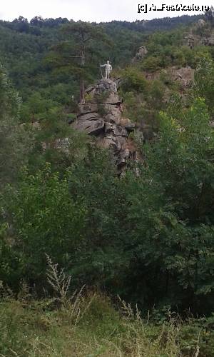 [P19] Un monument pe drumul de întoarcere către casă. Un erou sârb din primul război mondial » foto by Aurici
 - 
<span class="allrVoted glyphicon glyphicon-heart hidden" id="av687734"></span>
<a class="m-l-10 hidden" id="sv687734" onclick="voting_Foto_DelVot(,687734,19591)" role="button">șterge vot <span class="glyphicon glyphicon-remove"></span></a>
<a id="v9687734" class=" c-red"  onclick="voting_Foto_SetVot(687734)" role="button"><span class="glyphicon glyphicon-heart-empty"></span> <b>LIKE</b> = Votează poza</a> <img class="hidden"  id="f687734W9" src="/imagini/loader.gif" border="0" /><span class="AjErrMes hidden" id="e687734ErM"></span>