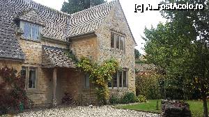 P21 [OCT-2015] Curte interioară la o căsuță din satul Bibury, ținutul Cotswolds, Anglia. 