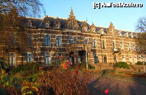 [P12] Fostul spital Sf. Elisabeta, proiectat de arhitectul J. W. Farmer Booms in stilul neo-renascentist. In septembrie 1944 a cunoscut poate cele mai dramatice clipe, fiind detinut de britanici, apoi capturat de germani.  » foto by Radu Tudoran
 - 
<span class="allrVoted glyphicon glyphicon-heart hidden" id="av693616"></span>
<a class="m-l-10 hidden" id="sv693616" onclick="voting_Foto_DelVot(,693616,19676)" role="button">șterge vot <span class="glyphicon glyphicon-remove"></span></a>
<a id="v9693616" class=" c-red"  onclick="voting_Foto_SetVot(693616)" role="button"><span class="glyphicon glyphicon-heart-empty"></span> <b>LIKE</b> = Votează poza</a> <img class="hidden"  id="f693616W9" src="/imagini/loader.gif" border="0" /><span class="AjErrMes hidden" id="e693616ErM"></span>