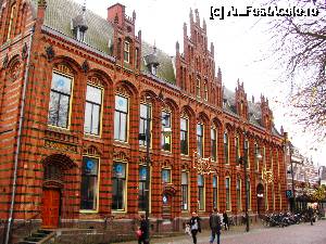[P16] Postkantoor (Oficiul postal) este o cladire construita in 1889, de arhitectul C. H. Peters, in stilul neo-gotic. Simetria initiala a fost stricata in 1908 prin construirea a doua fontoane identice in partea dreapta.  » foto by Radu Tudoran
 - 
<span class="allrVoted glyphicon glyphicon-heart hidden" id="av693620"></span>
<a class="m-l-10 hidden" id="sv693620" onclick="voting_Foto_DelVot(,693620,19676)" role="button">șterge vot <span class="glyphicon glyphicon-remove"></span></a>
<a id="v9693620" class=" c-red"  onclick="voting_Foto_SetVot(693620)" role="button"><span class="glyphicon glyphicon-heart-empty"></span> <b>LIKE</b> = Votează poza</a> <img class="hidden"  id="f693620W9" src="/imagini/loader.gif" border="0" /><span class="AjErrMes hidden" id="e693620ErM"></span>