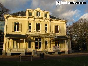 [P19] Hotelul 'Hartenstein din Oosterbeek, gazduieste muzeul dedicat luptelor din septembrie 1944. Hotelul a fost cartierul general al Diviziei 1 Aeropurtata, comandata de gen-maior Roy Urquhart » foto by Radu Tudoran
 - 
<span class="allrVoted glyphicon glyphicon-heart hidden" id="av693623"></span>
<a class="m-l-10 hidden" id="sv693623" onclick="voting_Foto_DelVot(,693623,19676)" role="button">șterge vot <span class="glyphicon glyphicon-remove"></span></a>
<a id="v9693623" class=" c-red"  onclick="voting_Foto_SetVot(693623)" role="button"><span class="glyphicon glyphicon-heart-empty"></span> <b>LIKE</b> = Votează poza</a> <img class="hidden"  id="f693623W9" src="/imagini/loader.gif" border="0" /><span class="AjErrMes hidden" id="e693623ErM"></span>