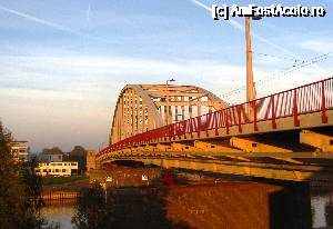 [P22] Acelasi pod, vazut de pe malul stang al Rinului de jos. Rijnbrug (Podul de peste Rin) a fost construit intre 1932-1935, dar distrus de olandezi in 1940 pentru a incetini inaintarea germanilor. Podul pentru care s-a luptat fusese reparat de germani si terminat in August 1944. Actualul pod a fost inaugurat in 1948, iar numele John Frostbrug il poarta din 17 decembrie 1977.  » foto by Radu Tudoran
 - 
<span class="allrVoted glyphicon glyphicon-heart hidden" id="av693626"></span>
<a class="m-l-10 hidden" id="sv693626" onclick="voting_Foto_DelVot(,693626,19676)" role="button">șterge vot <span class="glyphicon glyphicon-remove"></span></a>
<a id="v9693626" class=" c-red"  onclick="voting_Foto_SetVot(693626)" role="button"><span class="glyphicon glyphicon-heart-empty"></span> <b>LIKE</b> = Votează poza</a> <img class="hidden"  id="f693626W9" src="/imagini/loader.gif" border="0" /><span class="AjErrMes hidden" id="e693626ErM"></span>