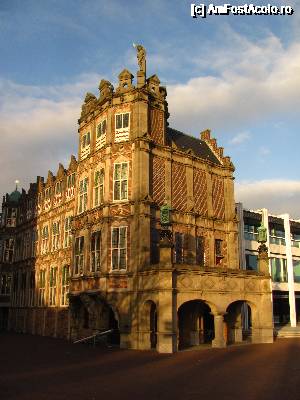 [P03] Duivelshuis, vederede de ansamblu. In timpul Bataliei pentru Arnhem a fost folosita temporar pentru parasutistii britanici capturati. Deasemenea, aici a fost pozitionat un cuib de mitraliere german si se spune (eu n-am vazut, oricat m-am chinuit) ca in zidurile casei sunt inca gauri de gloante din 1944. 
4.  » foto by Radu Tudoran
 - 
<span class="allrVoted glyphicon glyphicon-heart hidden" id="av693607"></span>
<a class="m-l-10 hidden" id="sv693607" onclick="voting_Foto_DelVot(,693607,19676)" role="button">șterge vot <span class="glyphicon glyphicon-remove"></span></a>
<a id="v9693607" class=" c-red"  onclick="voting_Foto_SetVot(693607)" role="button"><span class="glyphicon glyphicon-heart-empty"></span> <b>LIKE</b> = Votează poza</a> <img class="hidden"  id="f693607W9" src="/imagini/loader.gif" border="0" /><span class="AjErrMes hidden" id="e693607ErM"></span>