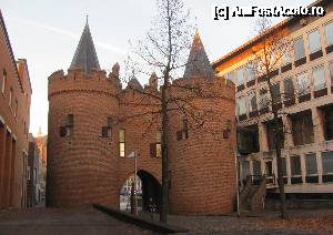 [P08] Sabelspoort, ultima poarta veche a orasului. Din 1954 este incorporata in Casa Provinciei Gelderland. In partea de sus, intre 1922 si 1941, si-a avut atelierul pictorul Gert Stegeman » foto by Radu Tudoran
 - 
<span class="allrVoted glyphicon glyphicon-heart hidden" id="av693612"></span>
<a class="m-l-10 hidden" id="sv693612" onclick="voting_Foto_DelVot(,693612,19676)" role="button">șterge vot <span class="glyphicon glyphicon-remove"></span></a>
<a id="v9693612" class=" c-red"  onclick="voting_Foto_SetVot(693612)" role="button"><span class="glyphicon glyphicon-heart-empty"></span> <b>LIKE</b> = Votează poza</a> <img class="hidden"  id="f693612W9" src="/imagini/loader.gif" border="0" /><span class="AjErrMes hidden" id="e693612ErM"></span>