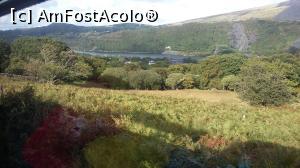 [P07] Lacul Padarn văzut prin fereastra vagonului mocăniţei din satul Llanberis, Parcul Naţional, Wales.  » foto by traian.leuca †
 - 
<span class="allrVoted glyphicon glyphicon-heart hidden" id="av903939"></span>
<a class="m-l-10 hidden" id="sv903939" onclick="voting_Foto_DelVot(,903939,19690)" role="button">șterge vot <span class="glyphicon glyphicon-remove"></span></a>
<a id="v9903939" class=" c-red"  onclick="voting_Foto_SetVot(903939)" role="button"><span class="glyphicon glyphicon-heart-empty"></span> <b>LIKE</b> = Votează poza</a> <img class="hidden"  id="f903939W9" src="/imagini/loader.gif" border="0" /><span class="AjErrMes hidden" id="e903939ErM"></span>