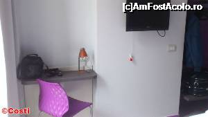 [P05] Mobilier minimalist: o măsuță și un scaun mov; și televizorul fixat în perete.  » foto by Costi
 - 
<span class="allrVoted glyphicon glyphicon-heart hidden" id="av697587"></span>
<a class="m-l-10 hidden" id="sv697587" onclick="voting_Foto_DelVot(,697587,19750)" role="button">șterge vot <span class="glyphicon glyphicon-remove"></span></a>
<a id="v9697587" class=" c-red"  onclick="voting_Foto_SetVot(697587)" role="button"><span class="glyphicon glyphicon-heart-empty"></span> <b>LIKE</b> = Votează poza</a> <img class="hidden"  id="f697587W9" src="/imagini/loader.gif" border="0" /><span class="AjErrMes hidden" id="e697587ErM"></span>