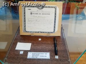 [P09] Diploma de absolvire a liceului Sf. Sava din București, alături de stiloul său și o carte de vizită - Casa memorială George Topârceanu » foto by Daisy Petal
 - 
<span class="allrVoted glyphicon glyphicon-heart hidden" id="av1212544"></span>
<a class="m-l-10 hidden" id="sv1212544" onclick="voting_Foto_DelVot(,1212544,19757)" role="button">șterge vot <span class="glyphicon glyphicon-remove"></span></a>
<a id="v91212544" class=" c-red"  onclick="voting_Foto_SetVot(1212544)" role="button"><span class="glyphicon glyphicon-heart-empty"></span> <b>LIKE</b> = Votează poza</a> <img class="hidden"  id="f1212544W9" src="/imagini/loader.gif" border="0" /><span class="AjErrMes hidden" id="e1212544ErM"></span>
