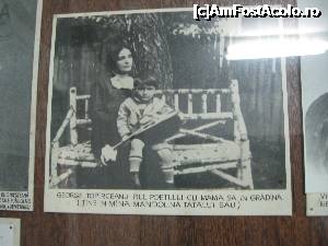 [P16] 16. Soţia cu fiul lor, în grădina casei » foto by doinafil
 - 
<span class="allrVoted glyphicon glyphicon-heart hidden" id="av698400"></span>
<a class="m-l-10 hidden" id="sv698400" onclick="voting_Foto_DelVot(,698400,19757)" role="button">șterge vot <span class="glyphicon glyphicon-remove"></span></a>
<a id="v9698400" class=" c-red"  onclick="voting_Foto_SetVot(698400)" role="button"><span class="glyphicon glyphicon-heart-empty"></span> <b>LIKE</b> = Votează poza</a> <img class="hidden"  id="f698400W9" src="/imagini/loader.gif" border="0" /><span class="AjErrMes hidden" id="e698400ErM"></span>