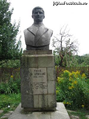 [P18] 18. Bustul văzut mai de aproape, unde se pot citi ultimele versuri din ''Balada morţii'' » foto by doinafil
 - 
<span class="allrVoted glyphicon glyphicon-heart hidden" id="av698402"></span>
<a class="m-l-10 hidden" id="sv698402" onclick="voting_Foto_DelVot(,698402,19757)" role="button">șterge vot <span class="glyphicon glyphicon-remove"></span></a>
<a id="v9698402" class=" c-red"  onclick="voting_Foto_SetVot(698402)" role="button"><span class="glyphicon glyphicon-heart-empty"></span> <b>LIKE</b> = Votează poza</a> <img class="hidden"  id="f698402W9" src="/imagini/loader.gif" border="0" /><span class="AjErrMes hidden" id="e698402ErM"></span>