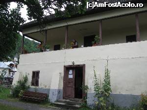 [P19] 19. Intrarea în casa memorială. Sus se vede cerdacul, susţinut pe stâlpi de lemn. În planul îndepărtat, în stânga, se vede turla bisericii de la Mânăstirea Nămăeşti.  » foto by doinafil
 - 
<span class="allrVoted glyphicon glyphicon-heart hidden" id="av698403"></span>
<a class="m-l-10 hidden" id="sv698403" onclick="voting_Foto_DelVot(,698403,19757)" role="button">șterge vot <span class="glyphicon glyphicon-remove"></span></a>
<a id="v9698403" class=" c-red"  onclick="voting_Foto_SetVot(698403)" role="button"><span class="glyphicon glyphicon-heart-empty"></span> <b>LIKE</b> = Votează poza</a> <img class="hidden"  id="f698403W9" src="/imagini/loader.gif" border="0" /><span class="AjErrMes hidden" id="e698403ErM"></span>