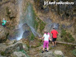 [P13] „Cascada Pişoaia” / Curajoşi către baza cascadei!  » foto by Utube
 - 
<span class="allrVoted glyphicon glyphicon-heart hidden" id="av410644"></span>
<a class="m-l-10 hidden" id="sv410644" onclick="voting_Foto_DelVot(,410644,19774)" role="button">șterge vot <span class="glyphicon glyphicon-remove"></span></a>
<a id="v9410644" class=" c-red"  onclick="voting_Foto_SetVot(410644)" role="button"><span class="glyphicon glyphicon-heart-empty"></span> <b>LIKE</b> = Votează poza</a> <img class="hidden"  id="f410644W9" src="/imagini/loader.gif" border="0" /><span class="AjErrMes hidden" id="e410644ErM"></span>