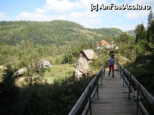 [P23] „Cascada Pişoaia” / În stânga se văd două pietre mari, nefiresc amplasate.  » foto by Utube
 - 
<span class="allrVoted glyphicon glyphicon-heart hidden" id="av410654"></span>
<a class="m-l-10 hidden" id="sv410654" onclick="voting_Foto_DelVot(,410654,19774)" role="button">șterge vot <span class="glyphicon glyphicon-remove"></span></a>
<a id="v9410654" class=" c-red"  onclick="voting_Foto_SetVot(410654)" role="button"><span class="glyphicon glyphicon-heart-empty"></span> <b>LIKE</b> = Votează poza</a> <img class="hidden"  id="f410654W9" src="/imagini/loader.gif" border="0" /><span class="AjErrMes hidden" id="e410654ErM"></span>