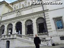 [P02] La Galeria Borgese. Se intra pe usa de la baza scarilor pentru bilete, a lasa aparate de fotografiat, ghid audio etc (cu jumatate de ora inaintea orei rezervate). Apoi se iese din nou afara si intrarea in muzeu e sus pe scarile cu grilajul de fier. » foto by TraianS
 - 
<span class="allrVoted glyphicon glyphicon-heart hidden" id="av180612"></span>
<a class="m-l-10 hidden" id="sv180612" onclick="voting_Foto_DelVot(,180612,19894)" role="button">șterge vot <span class="glyphicon glyphicon-remove"></span></a>
<a id="v9180612" class=" c-red"  onclick="voting_Foto_SetVot(180612)" role="button"><span class="glyphicon glyphicon-heart-empty"></span> <b>LIKE</b> = Votează poza</a> <img class="hidden"  id="f180612W9" src="/imagini/loader.gif" border="0" /><span class="AjErrMes hidden" id="e180612ErM"></span>
