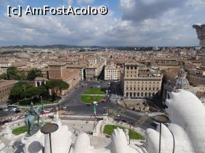 [P16] Piazza Venezia - vedere de pe terasa monumentului Vittorio Emanuele II » foto by lilica2001
 - 
<span class="allrVoted glyphicon glyphicon-heart hidden" id="av748367"></span>
<a class="m-l-10 hidden" id="sv748367" onclick="voting_Foto_DelVot(,748367,19894)" role="button">șterge vot <span class="glyphicon glyphicon-remove"></span></a>
<a id="v9748367" class=" c-red"  onclick="voting_Foto_SetVot(748367)" role="button"><span class="glyphicon glyphicon-heart-empty"></span> <b>LIKE</b> = Votează poza</a> <img class="hidden"  id="f748367W9" src="/imagini/loader.gif" border="0" /><span class="AjErrMes hidden" id="e748367ErM"></span>