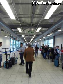 [P41] Aeroportul Luton - la portile de imbarcare nu se gasesc scaune. Nu mai tin minte daca facusem formalitatile de Boarding, inainte de a ajunge aici, sau urma... » foto by TraianS
 - 
<span class="allrVoted glyphicon glyphicon-heart hidden" id="av308267"></span>
<a class="m-l-10 hidden" id="sv308267" onclick="voting_Foto_DelVot(,308267,19896)" role="button">șterge vot <span class="glyphicon glyphicon-remove"></span></a>
<a id="v9308267" class=" c-red"  onclick="voting_Foto_SetVot(308267)" role="button"><span class="glyphicon glyphicon-heart-empty"></span> <b>LIKE</b> = Votează poza</a> <img class="hidden"  id="f308267W9" src="/imagini/loader.gif" border="0" /><span class="AjErrMes hidden" id="e308267ErM"></span>