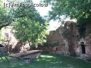 [P18] Cetatea Slimnic - prin curte » foto by mishu
 - 
<span class="allrVoted glyphicon glyphicon-heart hidden" id="av892372"></span>
<a class="m-l-10 hidden" id="sv892372" onclick="voting_Foto_DelVot(,892372,19908)" role="button">șterge vot <span class="glyphicon glyphicon-remove"></span></a>
<a id="v9892372" class=" c-red"  onclick="voting_Foto_SetVot(892372)" role="button"><span class="glyphicon glyphicon-heart-empty"></span> <b>LIKE</b> = Votează poza</a> <img class="hidden"  id="f892372W9" src="/imagini/loader.gif" border="0" /><span class="AjErrMes hidden" id="e892372ErM"></span>