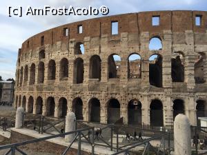 [P02] Ocolim Colosseum-ul pe strada principala si ne indreptam catre intrarea recomandata de ghidul nostru » foto by Dan&Ema
 - 
<span class="allrVoted glyphicon glyphicon-heart hidden" id="av933303"></span>
<a class="m-l-10 hidden" id="sv933303" onclick="voting_Foto_DelVot(,933303,20020)" role="button">șterge vot <span class="glyphicon glyphicon-remove"></span></a>
<a id="v9933303" class=" c-red"  onclick="voting_Foto_SetVot(933303)" role="button"><span class="glyphicon glyphicon-heart-empty"></span> <b>LIKE</b> = Votează poza</a> <img class="hidden"  id="f933303W9" src="/imagini/loader.gif" border="0" /><span class="AjErrMes hidden" id="e933303ErM"></span>