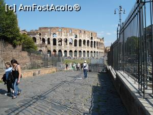 [P10] Roma. Din For spre Piața Colosseum.  » foto by mihaelavoicu
 - 
<span class="allrVoted glyphicon glyphicon-heart hidden" id="av933436"></span>
<a class="m-l-10 hidden" id="sv933436" onclick="voting_Foto_DelVot(,933436,20020)" role="button">șterge vot <span class="glyphicon glyphicon-remove"></span></a>
<a id="v9933436" class=" c-red"  onclick="voting_Foto_SetVot(933436)" role="button"><span class="glyphicon glyphicon-heart-empty"></span> <b>LIKE</b> = Votează poza</a> <img class="hidden"  id="f933436W9" src="/imagini/loader.gif" border="0" /><span class="AjErrMes hidden" id="e933436ErM"></span>