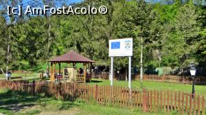 [P01] Parcul central din Băile Malnaș. În spate se vede pavilionul care adăpostește izvoarele Ileana și Mioara, cele mai reprezentative pentru stațiune. În prim plan un panou care se referă la finanțarea din fonduri europene a lucrărilor de refacere » foto by Lucien
 - 
<span class="allrVoted glyphicon glyphicon-heart hidden" id="av790384"></span>
<a class="m-l-10 hidden" id="sv790384" onclick="voting_Foto_DelVot(,790384,20162)" role="button">șterge vot <span class="glyphicon glyphicon-remove"></span></a>
<a id="v9790384" class=" c-red"  onclick="voting_Foto_SetVot(790384)" role="button"><span class="glyphicon glyphicon-heart-empty"></span> <b>LIKE</b> = Votează poza</a> <img class="hidden"  id="f790384W9" src="/imagini/loader.gif" border="0" /><span class="AjErrMes hidden" id="e790384ErM"></span>