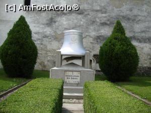 [P25] Am ajuns lângă un postament de beton ce susținea un clopot masiv, având gravat anul 1923. Clopotul se află față în față cu portalul din partea vestică a bisericii.  » foto by Floryn81
 - 
<span class="allrVoted glyphicon glyphicon-heart hidden" id="av730652"></span>
<a class="m-l-10 hidden" id="sv730652" onclick="voting_Foto_DelVot(,730652,20177)" role="button">șterge vot <span class="glyphicon glyphicon-remove"></span></a>
<a id="v9730652" class=" c-red"  onclick="voting_Foto_SetVot(730652)" role="button"><span class="glyphicon glyphicon-heart-empty"></span> <b>LIKE</b> = Votează poza</a> <img class="hidden"  id="f730652W9" src="/imagini/loader.gif" border="0" /><span class="AjErrMes hidden" id="e730652ErM"></span>